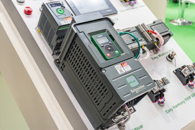 Sergi standındaki yeşil endüstriyel makine, çoklu kontrol panelleri, metin ve diyagramlarla tarafsız arka plan, parlak ışıklandırma, gerçekçi tarz Kyiv, Ukrayna - 14 Ekim 2025