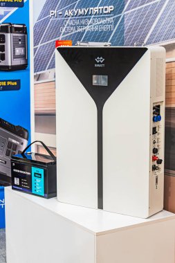 Açık hava endüstriyel sergi kabininde güneş enerjisi çözümleri sergilenirken, mavi çizgili büyük bir modern klima ünitesi ve bir dizi parlak Kyiv, Ukrayna - 14 Ekim 2025