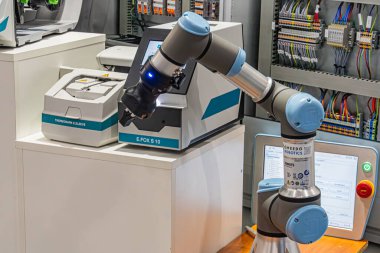 Heidelberger Druckmaschinen AGs ekipmanlarına odaklanarak gelişmiş robot ve makinelerin sergilendiği endüstriyel sergi sahnesinde blu Kyiv, Ukrayna - 14 Ekim 2025