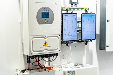 Metal gövdeli, görünür kablolar ve bağlantılar, ekran ve serin renk şeması beyaz, gri arka plan Kyiv, Ukrayna - 14 Ekim 2025