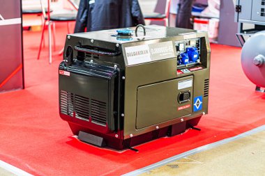 Sergide büyük endüstriyel jeneratör, kontrol panelleri, yakıt erişim noktaları ve havalandırma sistemleri Kyiv, Ukrayna - 14 Ekim 2025