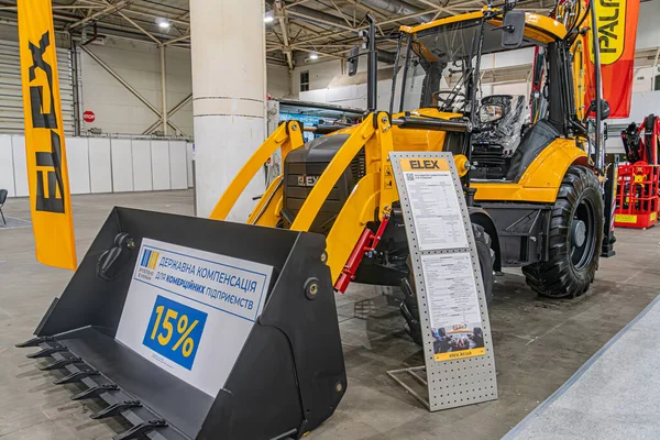 İnşa ekipmanları mağaza vitrininde sergilenen sarı renkli kompakt doldurucu promosyon etkinliği Kyiv, Ukrayna - 14 Ekim 2025