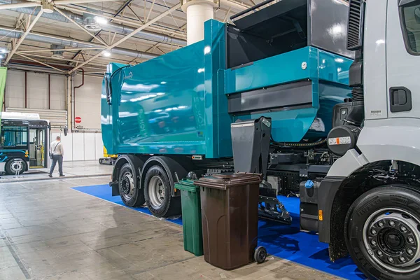 Arka zıpzıp, birden fazla kompartıman ve açık mavi renkli Kyiv, Ukrayna - 14 Ekim 2025