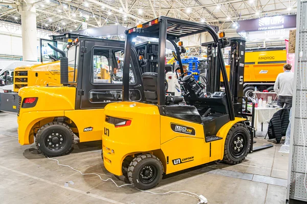 Üç sarı forklift, beton zemin, metal kirişler, parlak yapay ışıklandırma Kyiv, Ukrayna - 14 Ekim 2025