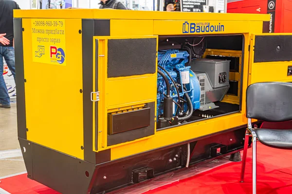 Açık kaput, pistonlar ve kemerler gibi motor bileşenleri sergilenen sarı, metalik bir endüstriyel üreteç derisi görüntüsü ayarı bir disp Kyiv, Ukrayna - 14 Ekim 2025