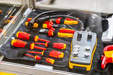 Siyah köpük ekleme çeşitli bir alet kutusu içerir, ağırlıklı olarak kırmızı ve sarı araçlar, değiştirilebilir bitler, pense ya da tel kesiciler ve silindirik dril Kyiv, Ukrayna - 14 Ekim 2025