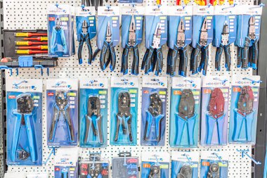 Tahta duvarlarda mavi ambalajlı makas düzenlenmiş sanayi sergisi Kyiv, Ukrayna - 14 Ekim 2025