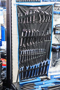 Ukrayna 'nın başkenti Kyiv' de, 14 Ekim 2025 'te karanlık bir arkaplan oluşturan çeşitli araçlara sahip faydacı tahta.