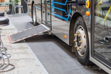 Açık hava taşımacılığı merkezinde park halindeki iki Avrupa belediye otobüsü, biri belirgin bir şekilde koyu çizgili açık kapılar ile sergileniyor ama Kyiv, Ukrayna - 14 Ekim 2025