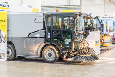 Gri, Avrupa belediye taşımacılık sergisi endüstriyel zemin temizleme makinesi, büyük fırça eklentisi, siyah aksanlar, depolama bölmeleri, kontrol panelleri, Arti Kyiv, Ukrayna - 14 Ekim 2025