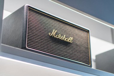 Klasik Marshall hoparlörü ekranda, ön ızgara ve yan panelin açısı, logolu siyah kumaş ızgara, iyi ışıklandırılmış, potansiyel cam yansıması Kyiv, Ukrayna - 14 Eylül 2025