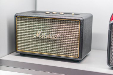 Marshall gitar amplifikatörünün yakın plan görüntüsü elmas desenli ızgara ve Marshall logosu Kyiv, Ukrayna - 14 Eylül 2025