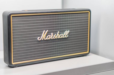 Gri arka planda Marshall amplifikatörü, altın aksanlı klasik tasarım, siyah ızgara ve beyaz Marshall betiği, hafif iç aydınlatma Kyiv, Ukrayna - 14 Eylül 2025