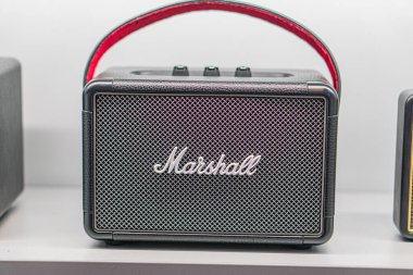 Tarafsız bir arkaplana karşı eşsiz stillere sahip iki Marshall amplifikatörünün yakın plan görüntüsü sol amplifikatör kırmızı, büyük, endüstriyel tasarımda sağ amfi siyah ve şık Kyiv, Ukrayna - 14 Eylül 2025