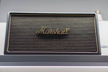 Siyah hoparlörlü ve beyaz reçeteli Marshall logosu olan klasik Marshall amplifikatörü. Tarafsız arka plan, muhtemelen masa ya da tezgah. Muhtemelen diff Kyiv, Ukrayna - 14 Eylül 2025