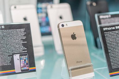 Değişen yükseklik ve pozisyonlara sahip şeffaf stantlarda sıralanmış Apple iPhone 'larının perakende veya sergi ortamında görüntülenmesi. Her iPhone' un koruyucu bir kapağı var, yani Kyiv, Ukrayna - 14 Eylül 2025