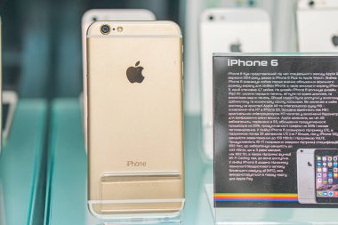 iPhone 'lar da dahil olmak üzere Apple ürünlerinin bir perakende veya vitrin ayarında siyah bir arkaplana karşı sunumu resmi rastgele çekilir ve birden fazla Kyiv, Ukrayna - 14 Eylül 2025