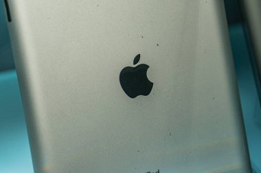 Ukrayna 'nın başkenti Kyiv' in arka panelinde ikonik Apple logosunun yer aldığı gümüş bir Apple akıllı telefonunun yakın plan görüntüsü - 14 Eylül 2025