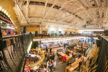 Kyiv 'de canlı müşteriler, büyük yemek masası, tezgahın arkasındaki personel, toprak rengi tonlar, serin tavan, doğal ışıklandırma, endüstriyel elem Kyiv, Ukrayna - 19 Eylül 2025