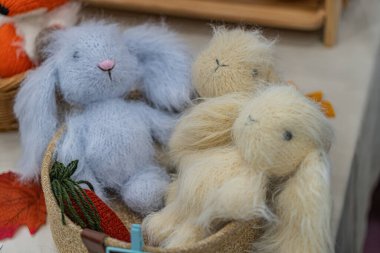 Her biri mavi, bej, beyaz, davetkar bir şekilde düzenlenmiş üç oyuncak ayıdan oluşan rahat bir tablo. Diğer nesneler arasında hasır sepet ve turuncu pum Kyiv, Ukrayna - 25 Eylül 2025