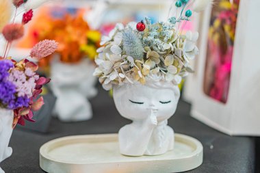 Ukrayna Fuarı 'nda seramik bir kadın figürü, canlı çiçekler ve eşsiz seramik parçalar olan Kyiv, Ukrayna - 25 Eylül 2025