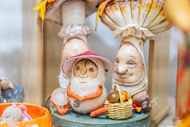 Ukrayna halk sanatları, minyatür mobilya ve biblolar, oyuncak evi antropomorfik hayvan fare, fare masası, c Kyiv, Ukrayna - 25 Eylül 2025