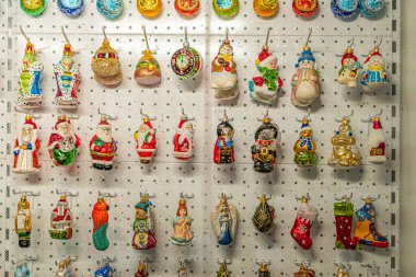 Geleneksel ve soyut tasarımların mavi, yeşil, kırmızı, sarı, her bir eşsiz süs Kyiv, Ukrayna - 25 Eylül 2025