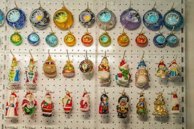 Ukrayna 'daki bir panayırda renkli ve çeşitli Noel süslerinin gösterimi, arka planda Kyiv, Ukrayna - 25 Eylül 2025