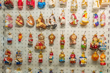 Eşsiz, karmaşık desenli Ukrayna Noel süslemeleri çeşitli renklerde kırmızı, yeşil, portakal, mavi, metalik Kyiv, Ukrayna - 25 Eylül 2025