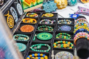 Renkli Ukrayna halk sanatları, özellikle de mücevherler, çeşitli renkte bilezikler ve küpeler içeren masalarda, Ukrayna - 25 Eylül 2025