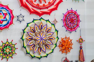 Ukrayna 'da bir panayırda asılı duran fırıldak ve cep telefonlarına benzeyen renkli kağıt işçilikleri, canlı desenli merkezi simetrik motifler Kyiv, Ukrayna - 25 Eylül 2025