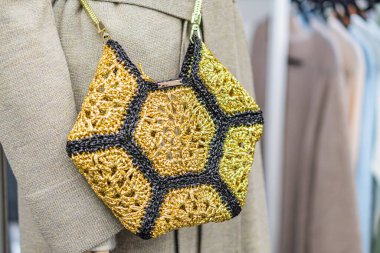 Ukrayna Panayırı 'nda arıya benzeyen altıgen desenli sarı el işi çanta, Kyiv, Ukrayna' nın gri arka planına karşı 3D tasarım sergiliyor - 25 Eylül 2025