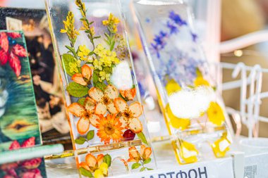 Ukrayna 'da bir panayırda botanik baskılar içeren değişken cam çerçevelerin gösterimi her bir çerçevedeki canlı renk dizisini güçlendirir, Kyiv, Ukrayna - 25 Eylül 2025