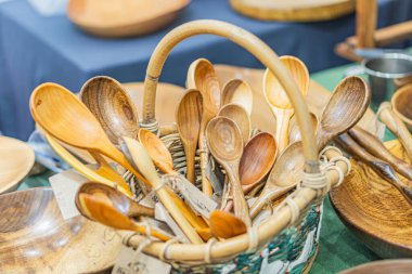 Ukrayna halk fuarında el yapımı ahşap kaşık koleksiyonu 25 Eylül 2025 'te Ukrayna' nın başkenti Kyiv 'e karşı sıcak bir şekilde aydınlatıldı.