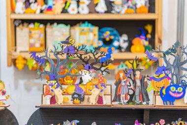 Canlı turuncu ve mor süslemelerin, hayaletler, iskeletler, cadılar ve yarasalar Kyiv, Ukrayna - 25 Eylül 2025