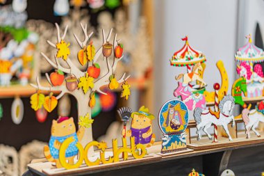 Merkezi üç boyutlu figürler, sonbahar temaları, karışık medya, yapay ışıklandırma Kyiv, Ukrayna - 25 Eylül 2025