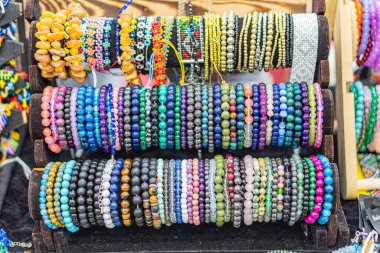 Ukrayna halk sanatları bilekliklerinin bir pazar veya mağazada sergilenmesi, çeşitli tasarımlar, malzemeler, boyutlar ve renkler Kyiv, Ukrayna - 25 Eylül 2025