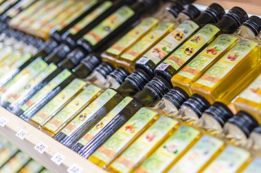 Perakende mağazasında Ukrayna usulü pişirme yağlarının düzgünce yerleştirilmiş raflarda sergilenmesi, limon, sarımsak, vb. Kyiv, Ukrayna - 25 Eylül 2025