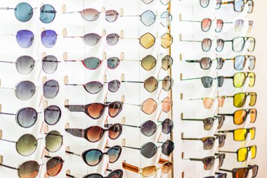 Güneş gözlüklerinin Ukrayna fuarında çeşitli tasarım ve renklerde sergilenmesi - 25 Eylül 2025