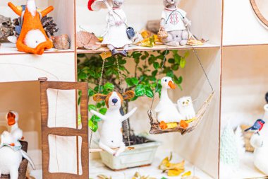 Ukrayna panayırında canlı bir raf veya masa üstü sergisi, kaprisli hayvan heykelcikleri tilki, kuş ayı, köpek, tilki benzeri, kahverengi tencerede küçük bir bitki, diorama-li Kyiv, Ukrayna - 25 Eylül 2025