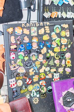 Ukrayna fuarında renkli iğnelerin gösterimi, çeşitli karikatür ve grafik unsurların yer aldığı renkli renkler, hatta ışıklandırma, bireysel p Kyiv, Ukrayna - 25 Eylül 2025