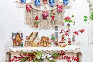 Ukrayna panayırında, minyatür evler ve çilek çelenkleriyle birlikte canlı Noel süsleri sergilenen masa - 25 Eylül 2025