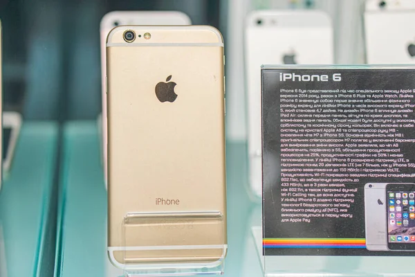 iPhone 'lar da dahil olmak üzere Apple ürünlerinin bir perakende veya vitrin ayarında siyah bir arkaplana karşı sunumu resmi rastgele çekilir ve birden fazla Kyiv, Ukrayna - 14 Eylül 2025