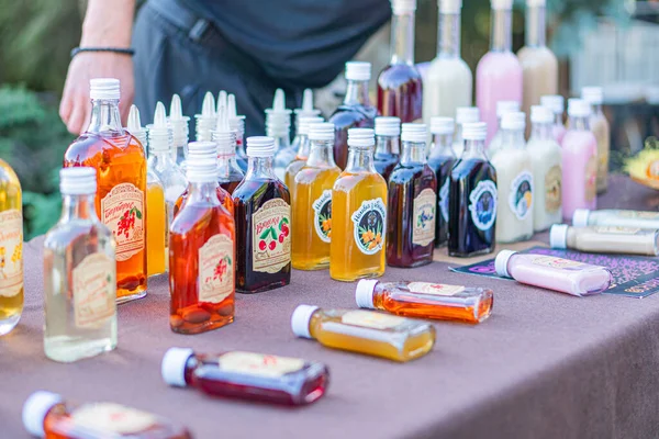 Renkli masa örtüsü arka planı, sıcak aydınlatma Kyiv, Ukrayna - 20 Eylül 2025