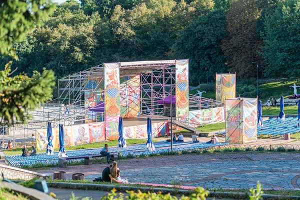 Canlı sahneli Ukrayna panayırı, sıra sıra sandalye, yemyeşil, doğal aydınlatma Kyiv, Ukrayna - 20 Eylül 2025