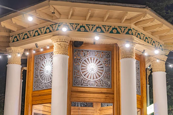 VDNKh Kyiv 'e klasik mimari girişi, karmaşık bir şekilde oyulmuş sütunlarla çevrili büyük bir kemer girişi, Kyiv, Ukrayna' yı aydınlatan sıcak bir parıltı oluşturdu - 27 Eylül 2025