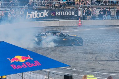 Yarış pisti, Kyiv Araba Sürükleme Festivali, BMW araba, sponsorluk logoları Bitcoin, Red Bull, duman, asfalt, beyaz sınır çizgileri, mavi Red Bull şemsiyesi, gündüz vakti, doğal Kyiv, Ukrayna 06-15-2025