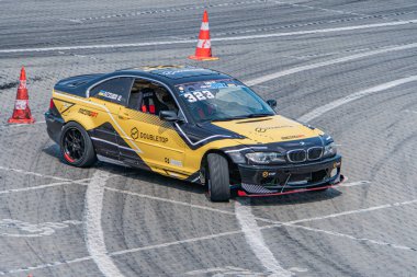 BMW M3 E92 Kyiv Araba Sürükleme Festivali 'nde sürükleniyor, M-Sport 86, aerodinamik tasarım unsurları, lastik izleri, keskin teker dönüşü, turuncu Kyiv, Ukrayna 06-15-2025