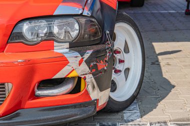 Kyiv Araba Sürükleme Festivali 'nde hasar gören kırmızı BMW arabası, Kyiv, Ukrayna 06-15-2025 olayından sonra gerçekçi bir şekilde yakalandı.