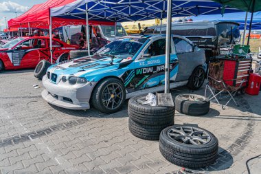 Hareketli bir Kyiv Araba Sürükleme Festivali 'nde parlak mavi ve siyah çizgili bir BMW' nin yakın plan görüntüsü. Kaputu açık, iç parçaları açık ve Kyiv, Ukrayna 06-15-2025